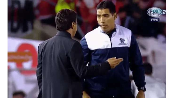 Foto de Marcelo Gallardo con el árbitro.