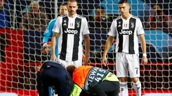 Cristiano mira al hincha que sacaron del campo de juego.