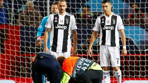 Cristiano mira al hincha que sacaron del campo de juego.