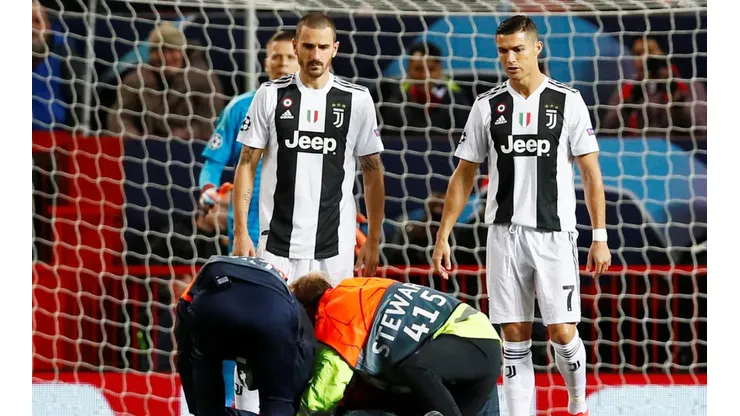 Cristiano mira al hincha que sacaron del campo de juego.