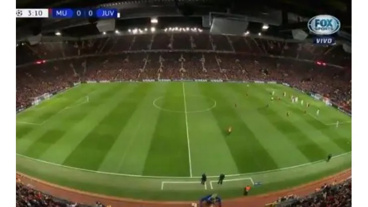 Un hincha entró corriendo en Old Trafford.