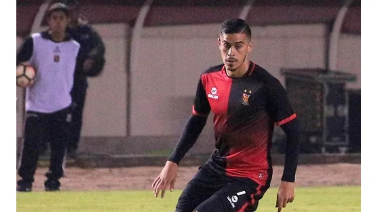 El familiar de la Pulga se quejó del estado de las canchas del fútbol inca.