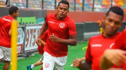 El defensor escucha atentamente a cada consejo que sale de la boca de Rodríguez.