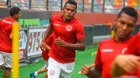 El defensor escucha atentamente a cada consejo que sale de la boca de Rodríguez.