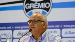 La cara del presidente de Gremio sosteniendo la camiseta de River de la que hablan todos los hinchas
