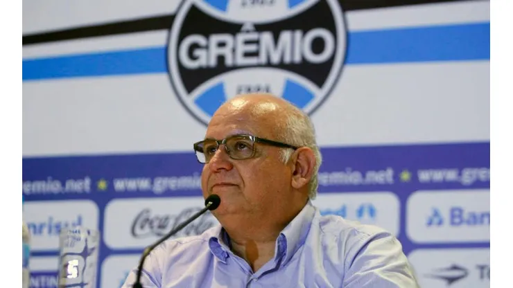 La cara del presidente de Gremio sosteniendo la camiseta de River de la que hablan todos los hinchas