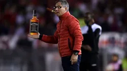 Holan con su whisky y su habano. ¡Crack!