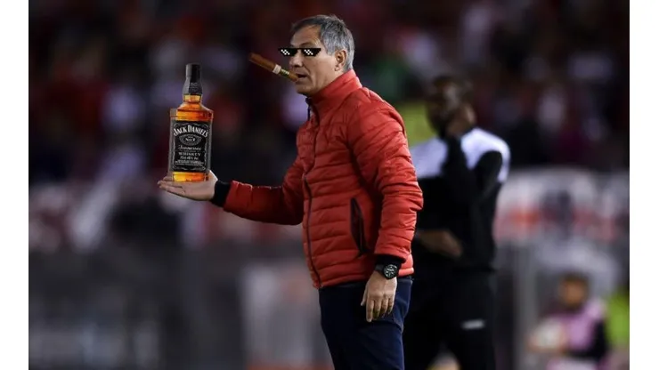 Holan con su whisky y su habano. ¡Crack!