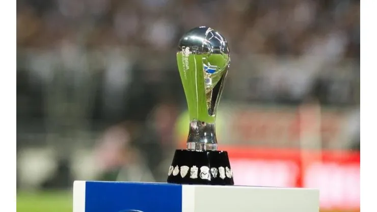 El trofeo de la Liga MX espera por su nuevo dueño.