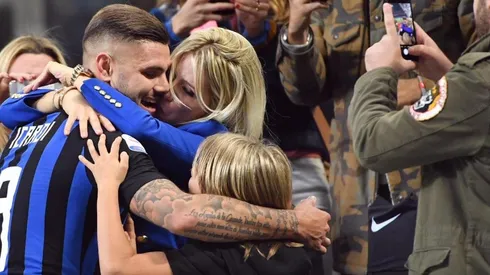 ¡Hermosos! Mauro y Wanda se fundieron en un beso apenas terminó el partido.
