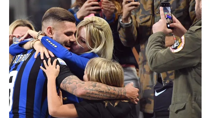 ¡Hermosos! Mauro y Wanda se fundieron en un beso apenas terminó el partido.