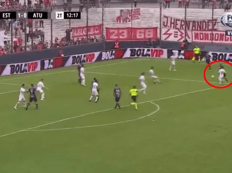 Acosta le pegó desde ahí, la intentó clavar en el ángulo, pero el palo le dijo que no