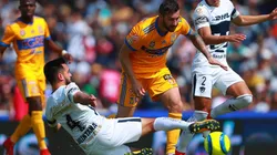 Foto de los jugadores de Tigres y Pumas en un duelo.