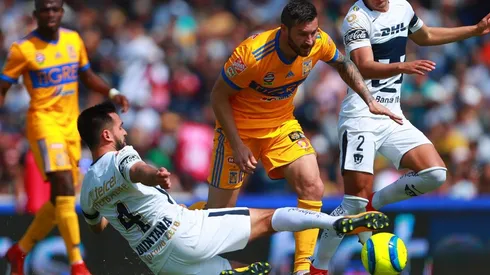 Foto de los jugadores de Tigres y Pumas en un duelo.
