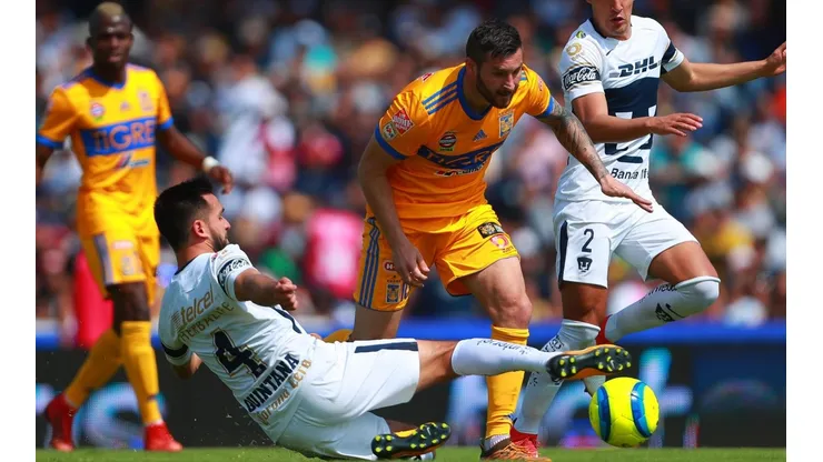 Foto de los jugadores de Tigres y Pumas en un duelo.