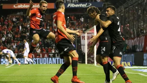 Todo Newell's celebra el primer tanto del partido.