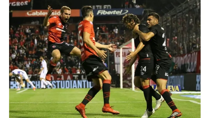 Todo Newell's celebra el primer tanto del partido.