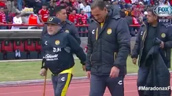 Maradona se fue con mucho dolor al vestuario.