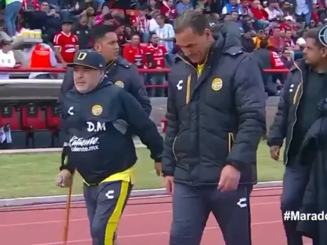 Agarrado de Islas y con una muleta: así se retiró Maradona al vestuario