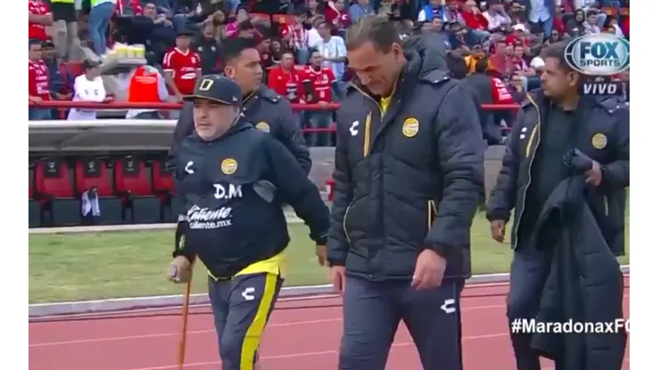 Maradona se fue con mucho dolor al vestuario.