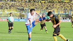 Viatri marca ante la agresión de Fucile. (Foto: Ignacio Picarelli)