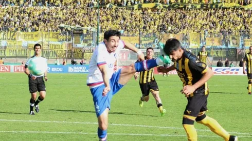 Viatri marca ante la agresión de Fucile. (Foto: Ignacio Picarelli)