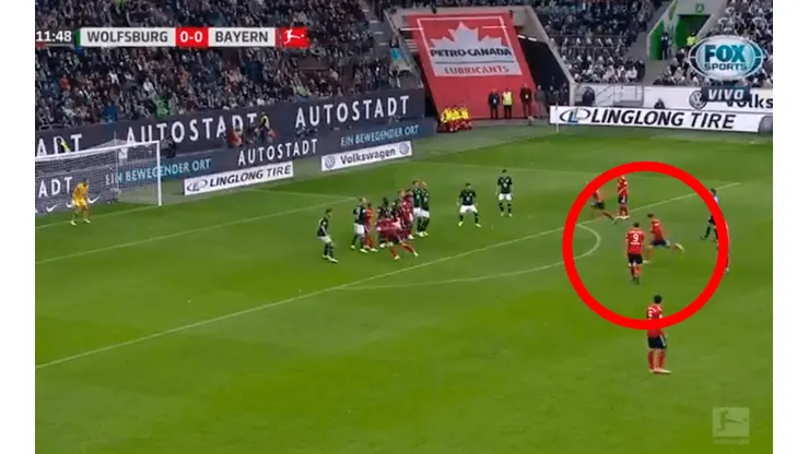 Fuertísima bomba de tiro libre de James Rodríguez que casi es el primero del Bayern