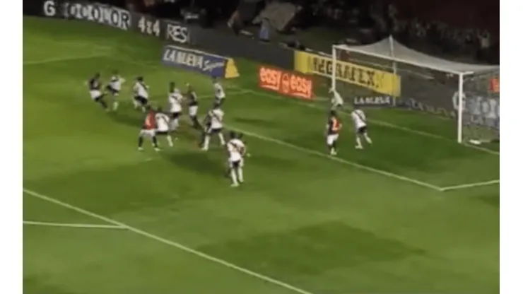 Mil rebotes, nadie de River despejó y Colón encontró un gol de la nada