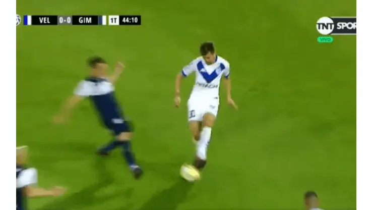 Para pararse y aplaudir: el caño de Gastón Giménez en Vélez-Gimnasia
