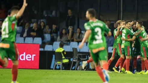 Alavés mira a todos desde arriba.