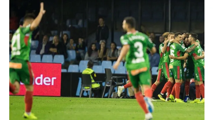 Alavés mira a todos desde arriba.