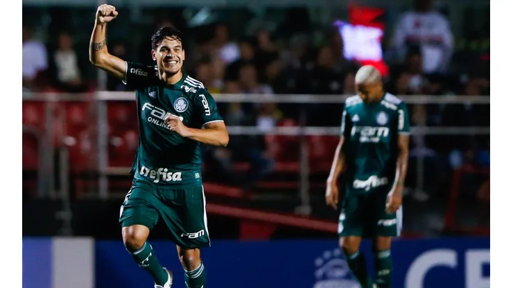 Gustavo Gómez empieza a calentar la previa del partido contra Boca