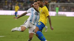 UNA SOMBRA. Saravia busca evitar el centro de Neymar en el Argentina-Brasil.