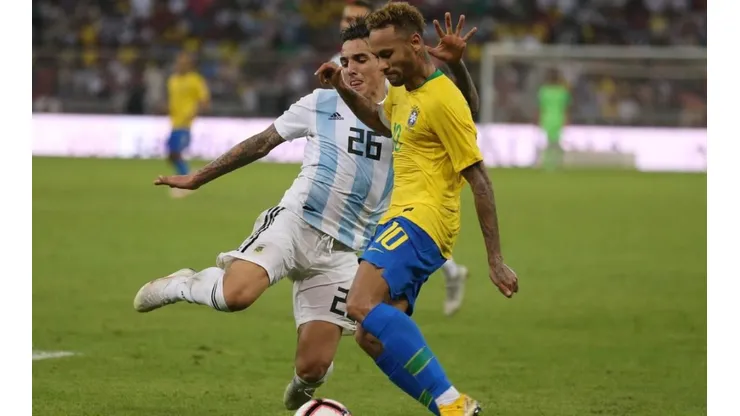 UNA SOMBRA. Saravia busca evitar el centro de Neymar en el Argentina-Brasil.
