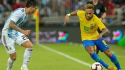 Neymar encarando a Renzo Saravia.