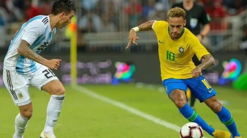 Neymar encarando a Renzo Saravia.