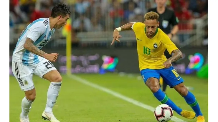Neymar encarando a Renzo Saravia.