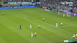 Foto de Saravia bajando a Neymar.