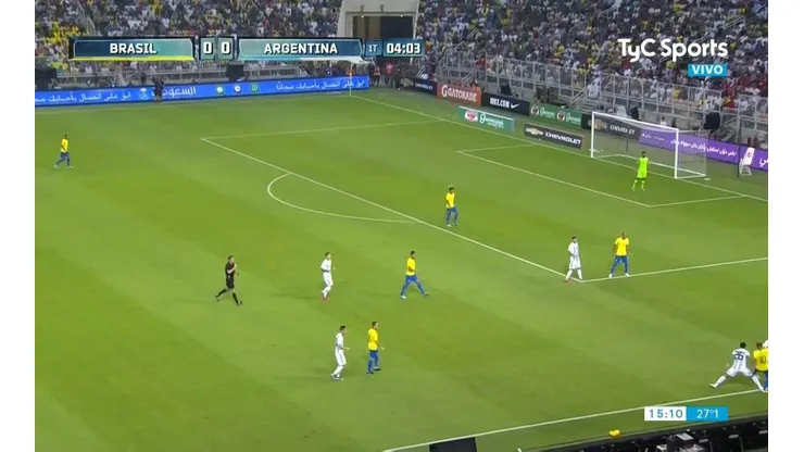 Foto de Saravia bajando a Neymar.