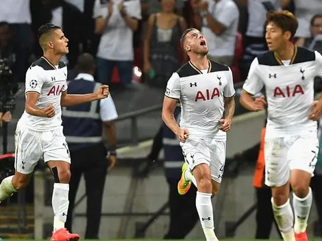 Batalla entre Barcelona y Manchester United por Alderweireld