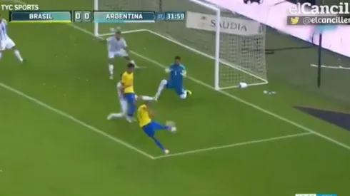 Era el primer gol de Brasil pero Otamendi salvó a Argentina en la línea