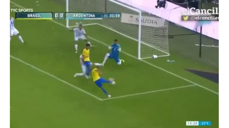 Era el primer gol de Brasil pero Otamendi salvó a Argentina en la línea