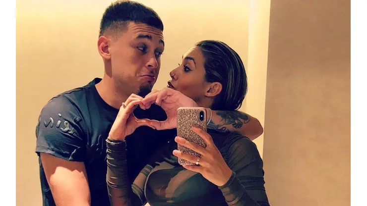 Foto de Lucas Ocampos junto a su espectacular mujer.