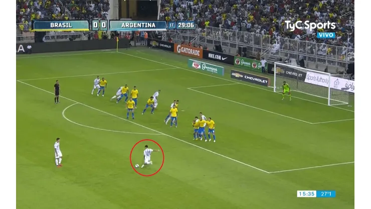 Dybala se puso en modo Messi y casi le hace un golazo de tiro libre a Brasil