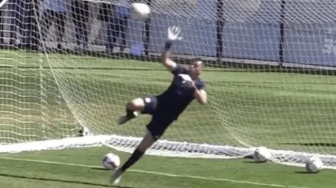 Gran atajada de Paul Aguilar.