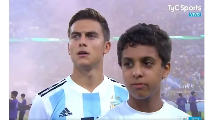Los comentarios de los hinchas en Twitter porque Dybala sí cantó el himno