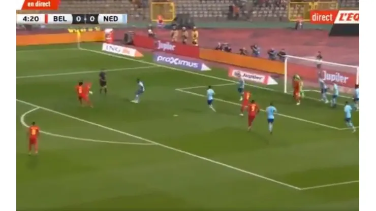 Mertens agarró un rebote de volea y anotó un golazo al ángulo para Bélgica