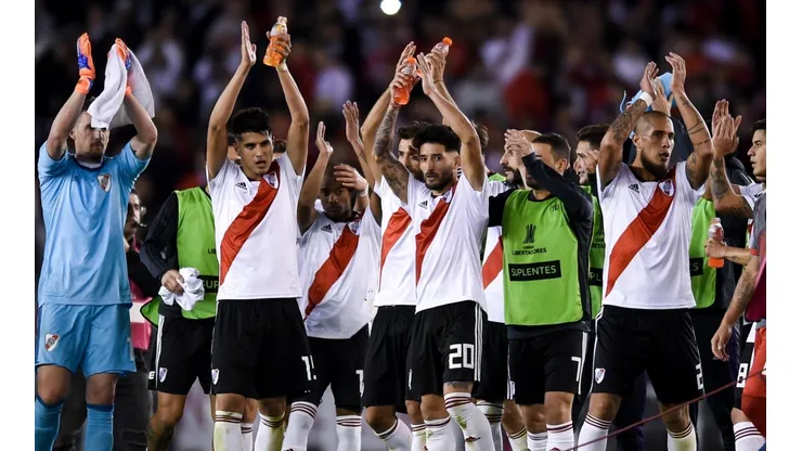 El plantel de River se reunió fuera del club