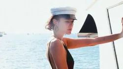 Bruna se divierte en el barco.