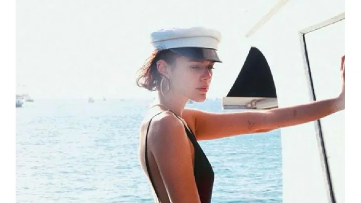 Bruna se divierte en el barco.